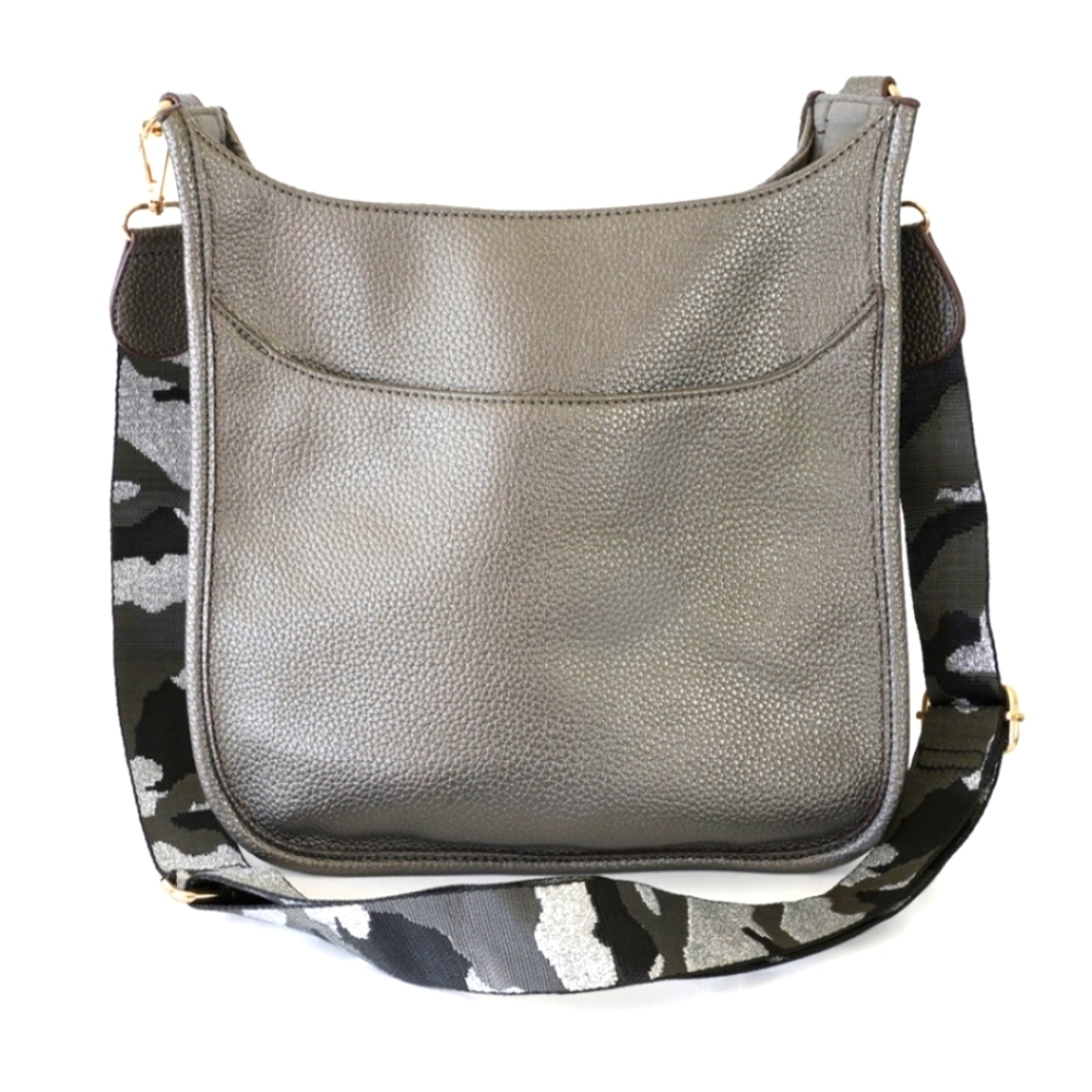 Saddle bay in vegan leather adjustable strap magnetic snap closure